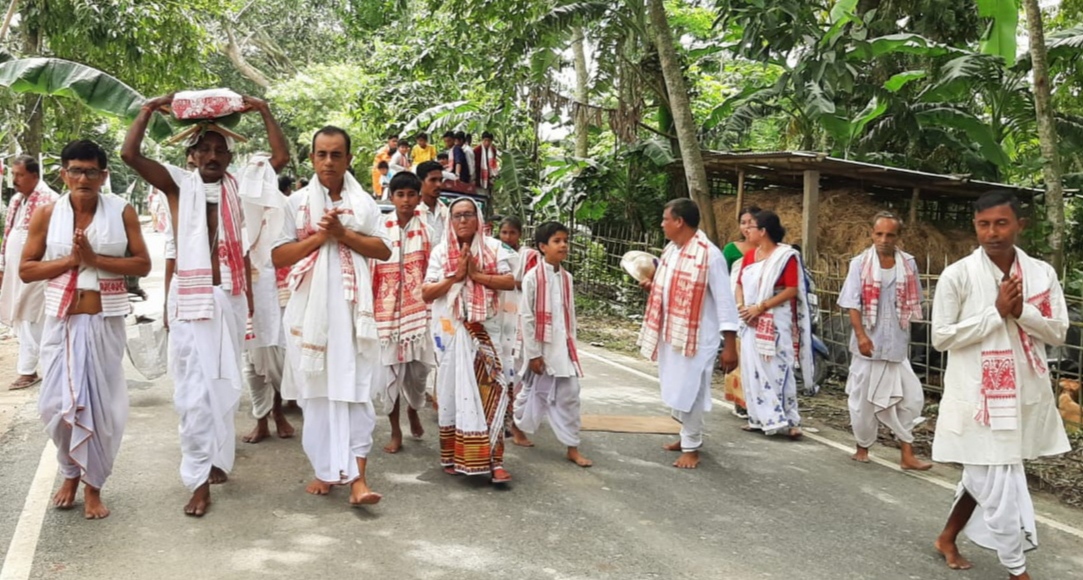 নগাঁৱৰ বৰজহা নামঘৰৰ কীৰ্ত্তনঘৰৰ নৱনিৰ্মিত মণিকূটত সিংহাসন প্ৰতিষ্ঠা