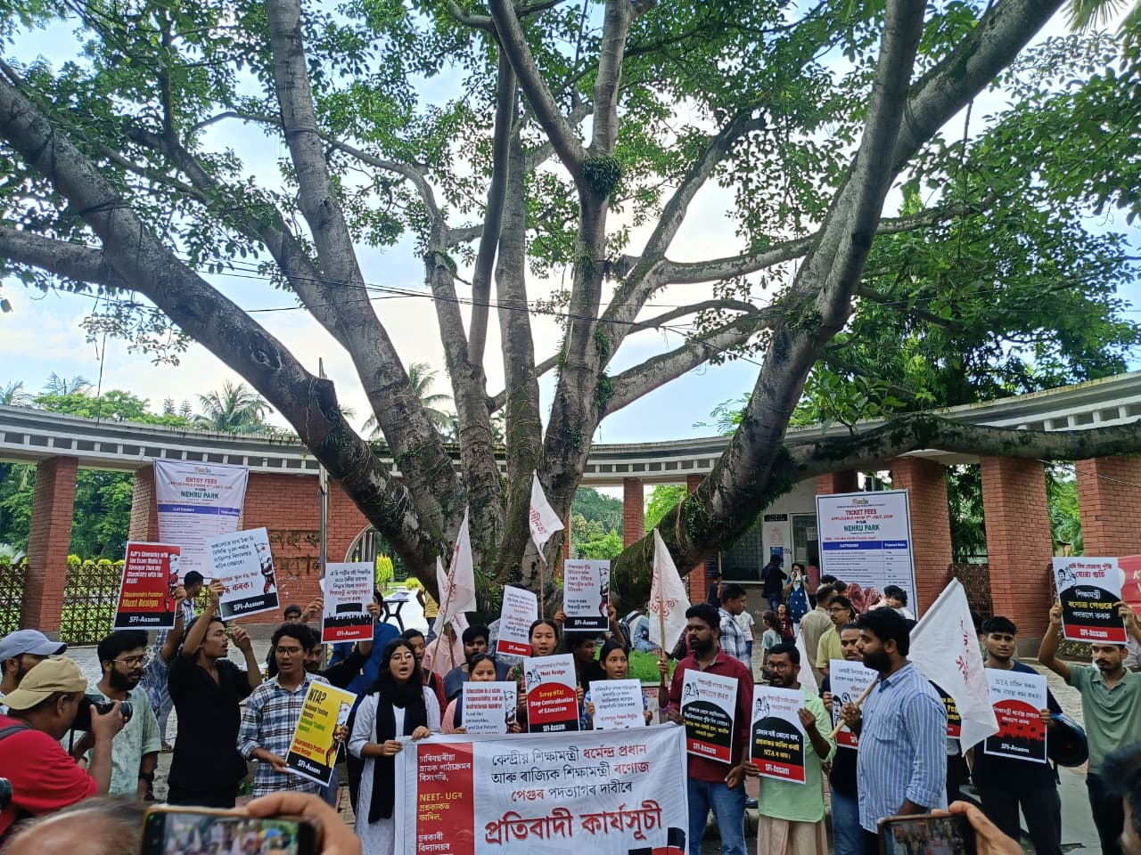 কেন্দ্ৰীয় শিক্ষামন্ত্ৰী ধৰ্মেন্দ্ৰ প্ৰধান আৰু ৰাজ্যিক শিক্ষামন্ত্ৰী ৰণোজ পেগুৰ পদত্যাগৰ দাবী এছ এফ আইৰ