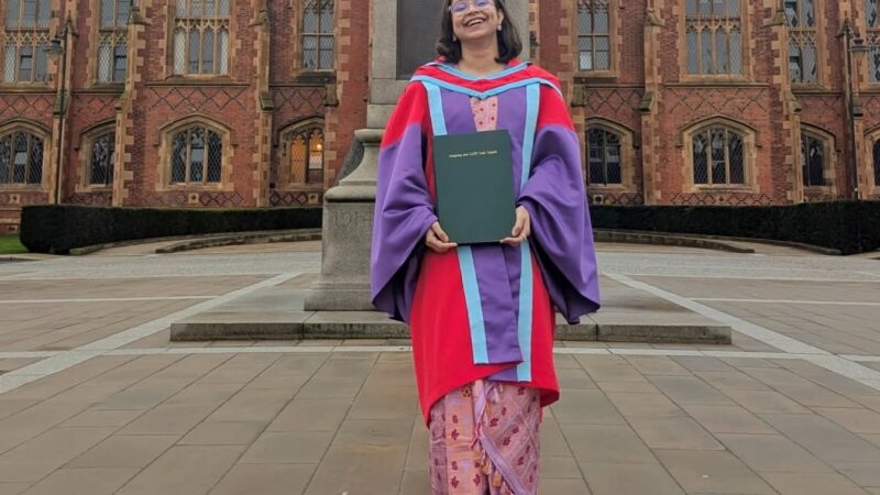 বেল্‌ফাষ্টৰ Queen’s Universityৰ সমাৱৰ্তনত পাটৰ কাপোৰ পিন্ধি পি.এইচ.ডি ডিগ্ৰী গ্ৰহণ কৰিলে যোৰহাটৰ বাহনাৰ সংস্কৃতা মধুকল্যই