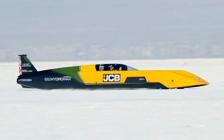 JCB Hydromax Sets 406.320 mph World Land Speed Record