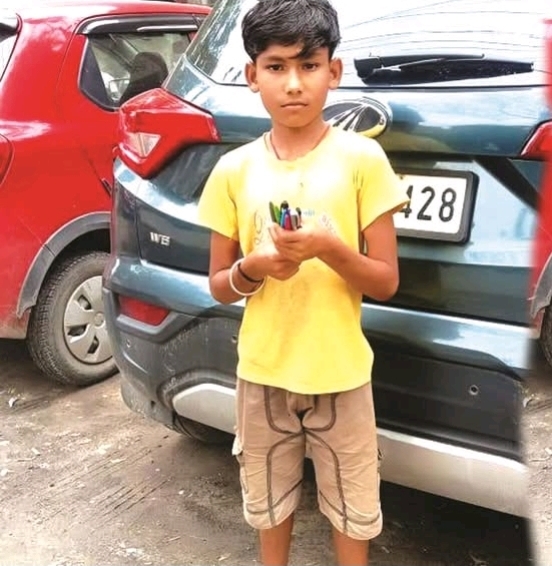 কলম বিক্ৰী কৰি পৰিয়াল পোহপাল এটি কণমানিৰ…