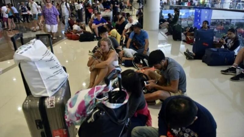 INDONESIA VOLCANO ERUPTION LEAVES 1.7 LAKH TRAVELLERS STRANDED