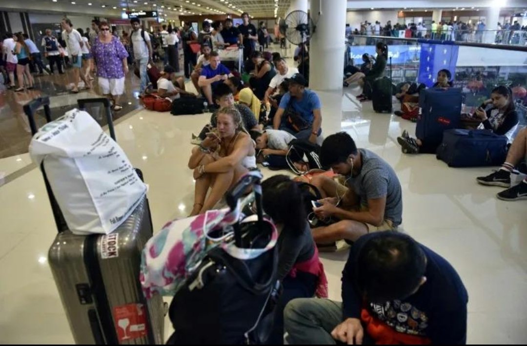 INDONESIA VOLCANO ERUPTION LEAVES 1.7 LAKH TRAVELLERS STRANDED