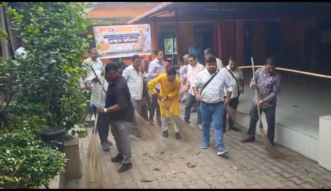 Cleanliness Campaign Held at Ram Janki Temple as Part of PM Modi’s 12-Year Celebration