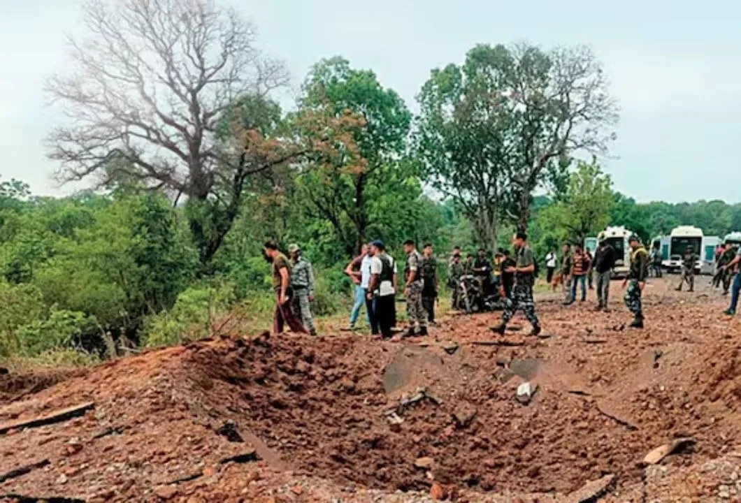 আইইডি (IED) নিষ্ক্ৰিয় কৰিব গৈ ভয়ংকৰ বিস্ফোৰণত চাৰি সেনা জোৱান শ্বহীদ…