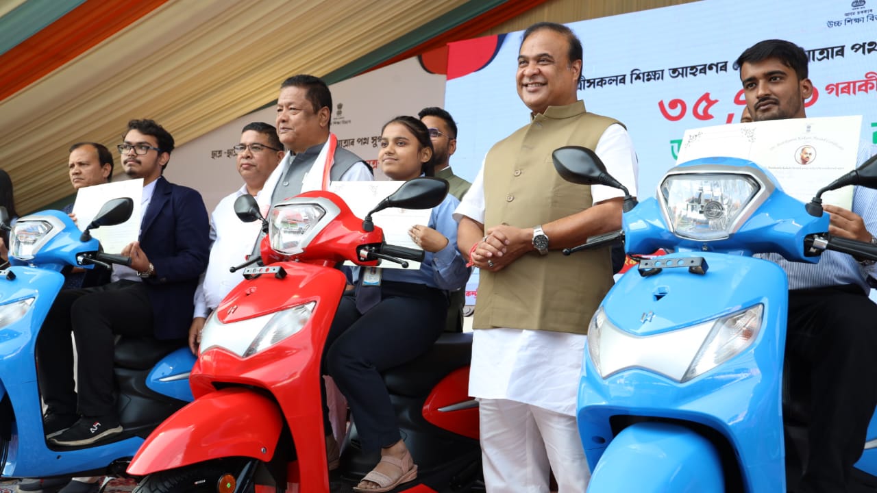 অহা বছৰৰ পৰা শিক্ষাৰ্থীয়ে আৰু নাপাব স্কুটী, গুৱাহাটীত ৰিং ৰোডৰ কাষে কাষে চলিব মেট্ৰ’ ৰে’ল… বাজেটত আৰু কি কি আছে ?