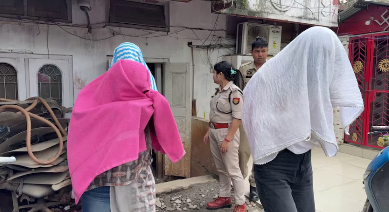 জু-ৰোডৰ SND পাৰ্লাৰত সোণমণিয়ে চলাইছিল বে-আইনী বেহা, আৰক্ষীয়ে উঠাই আনিলে ৮জনী যুৱতী-মহিলাক