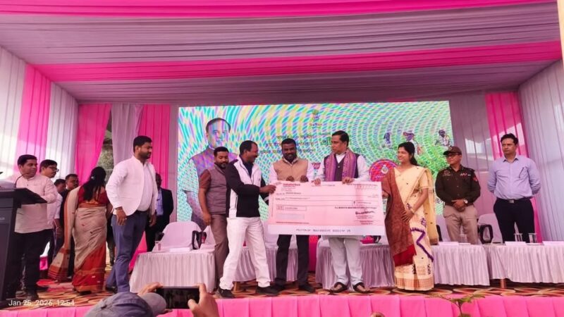 Jayanta Malla Baruah Distributes Cheques to Tea Workers under ‘Mukhyamantrir Eti Koli Duti Paat’ Scheme in Tamulpur